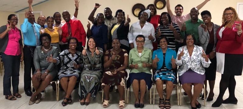 Estudiantes haciendo uso del equipamiento ProFuturo en su salón de clases.