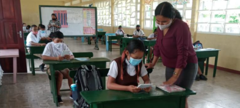 Estudiantes haciendo uso del equipamiento ProFuturo en su salón de clases.